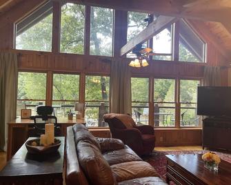 Lake Front, Beautiful views, Gentle slope to Lake, Hot tub, Close to Downtown. - Ducktown - Sala de estar