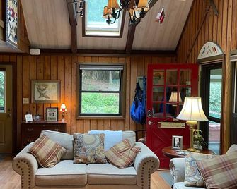 White Squirrel Lodge - Family friendly, pond & stream, breezy porches & wildlife - Pisgah Forest - Living room