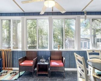 Rhapsody in Blue Beach Cottage in Ocean Pines OC MD w/ Beach Club Parking Pass - Ocean Pines - Living room