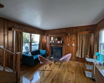 Fantastic king bed suite! Dolly inspired. - Sturgeon Bay - Living room