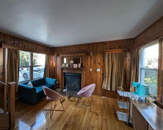 Fantastic king bed suite! Dolly inspired. - Sturgeon Bay - Вітальня