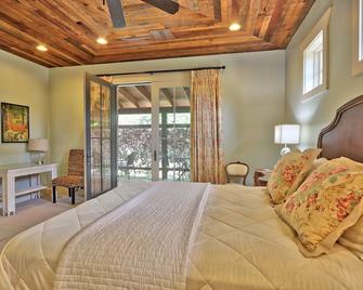 Fall Creek Vineyards Chardonnay Room - Driftwood - Bedroom