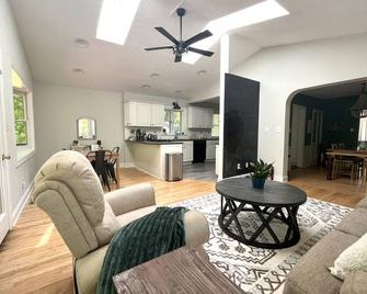 Spacious & Serene w/ Hot Tub in Desirable Location - Lynchburg - Living room