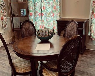 Charming 2-bedroom apartment in peaceful Warren with AC - Warren - Salle à manger