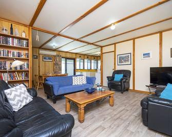 Large home with Fully enclosed grass yard-Pet Friendly. - Lancelin - Sala de estar