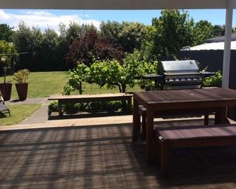 Sunny living close to McLean Park/ Napier CBD - Napier - Patio