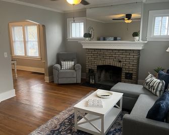 Eastwood Hideaway- Peaceful upstairs unit in the heart of Syracuse - Siracusa - Sala de estar