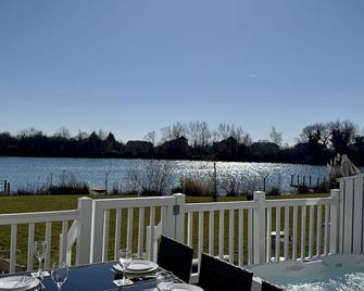 Medway Hot Tub Lodge - Cirencester - Balcony