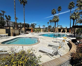 30-day minimum, 5 miles to downtown and 1 mile from airport - Palm Springs - Pool