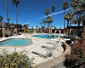 Available for Coachella - April 2026 Palm Springs Oasis / Mountain views - Palm Springs - Piscina