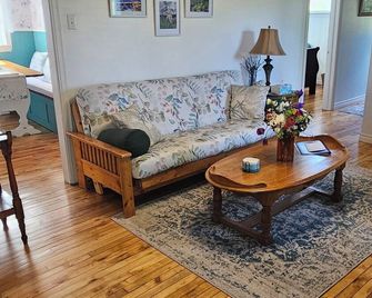 3-bedroom bungalow in charming Carter's Point with AC, WiFi. Close to beach. - Quispamsis - Living room