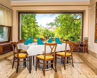 Manor House - Broumov - Comedor
