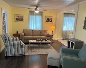 Bungalow close to Lake Dora, Big House, fishing, Mt Dora and downtown Tavares - Tavares - Soggiorno
