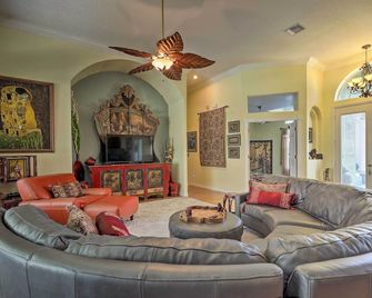 Luxurious Home w/ Private Pool & Lanai Near Tampa! - Тампа - Вітальня