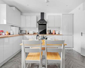 Your Group Base 3 Modern Flats Sleeps 4 to 12 Near Malvern - Worcester - Kitchen