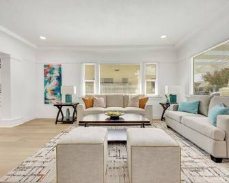 Contemporary Beachside Oasis in Long Beach! - Long Beach