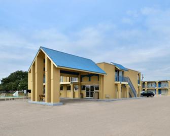 Americas Best Value Inn Schulenburg - Schulenburg - Building