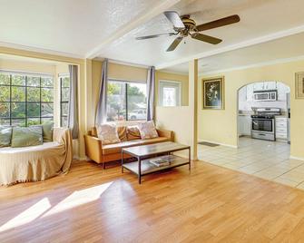 Santa Barbara Home w/ Private Outdoor Pool! - Santa Barbara - Living room