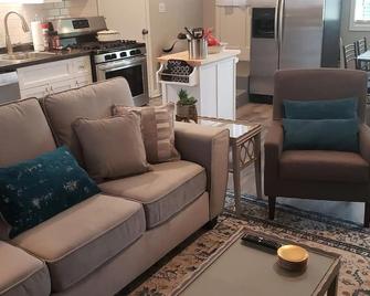 Newly Remodeled 2br 2ba Home - Close To Barrington - Barrington - Living room