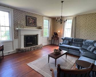 Peaceful Mountain Escape for Families – 3BR 2BA Farmhouse at Base of Sharp Top - Bedford - Вітальня