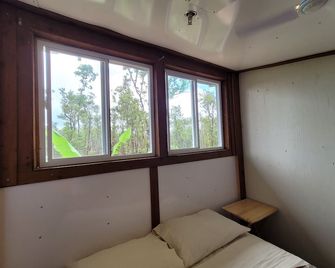 #3 cabin - private space in volcano with TV, Microwave and indoor bathroom - Mountain View - Bedroom