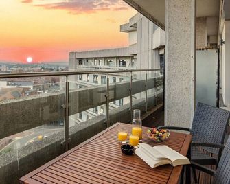 Relax in a Rare Gem, Ashford Penthouse Apartment! - Ashford - Balcony