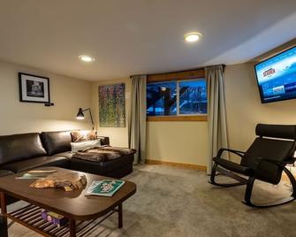 Falls Street Garden Suite - Nelson - Living room