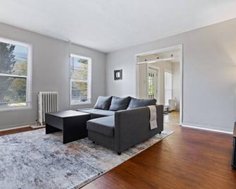 Cozy and Convenient Family Getaway - DeKalb - Living room