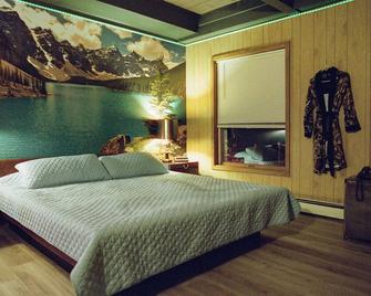 Vintage kitsch 70s/80s themed house with indoor pool and backyard creek - Stanchfield - Bedroom
