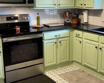 Cozy two bedroom home with large covered deck - Starkville - Kuchnia