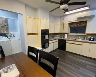 Cabine looking-like PRIVATE room in a house, near by Forest Park in Kew Gardens - Queens - Kitchen