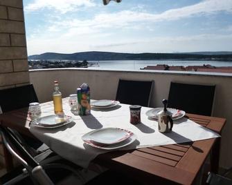 Red Jadro apartment, 250 from the sea, with 32m2 terrace - Barbat - Balcón