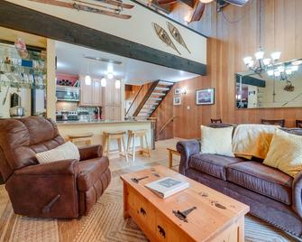 1 Mi to Lake Tahoe Condo with Deck in Kings Beach! - Kings Beach - Living room