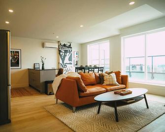 Chic Cozy Retreat - 2br - Stunning North End Views - Halifax - Wohnzimmer
