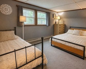 Little Longbow Lakefront Chalet - Becket