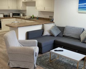 Highcliffe Apartment with Parking - Christchurch - Pokój dzienny