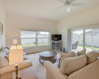 Community Pool and Tennis Court Gem in The Villages - Leesburg - Living room