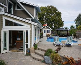 Dreams B & B - Rock Creek Room - Summerland - Piscina