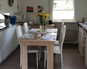 Treeneglück - gemütliches Ferienhäuschen mit Garten und Strandkorb - Silberstedt - Comedor