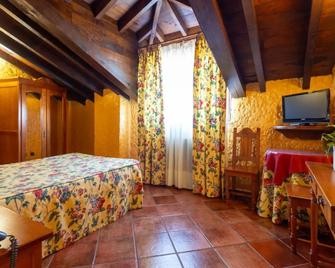 Hotel La Casona de Luis - סנטילנה דל מאר - חדר שינה