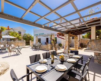 Villa Melina - Four Bedroom Villa, Sleeps 8 - Tavronitis - Patio