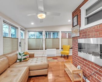 Gorgeous Home Tucked Away In Greener Part Of Town Transit-Friendly - Washington, D.C. - Wohnzimmer