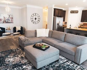 Beautiful Modern 3 Bedroom Home in Woodstock, GA - Woodstock - Living room