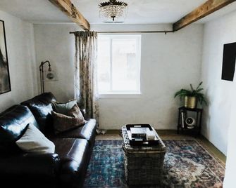 The Moon House - an old world bungalow on an urban farm - Riverton - Sala de estar