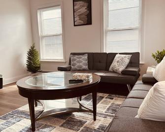 Cozy&spacious 6br Home In Malden - Malden - Sala