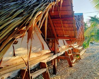 Amwani Breeze Beach Camp - El Nido