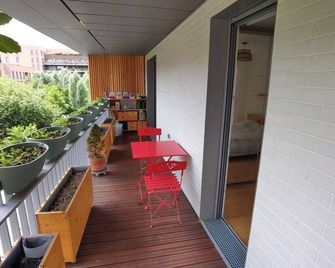 Versailles 2-room apartment, spacious, lovely terrace overlooking park, 3-minute walk from train station. - Versailles - Balcony