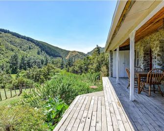 Provence Stone Cottage - Wairarapa Retreat with spring water and natural power - Carterton - Balcón