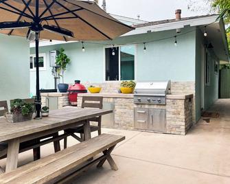 Walk to the beach or relax and grill outdoors in the amazing yard! - Encinitas - Patio