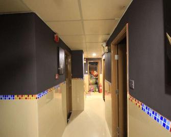 Pandora After 80s Hostel - Hong Kong - Hallway
